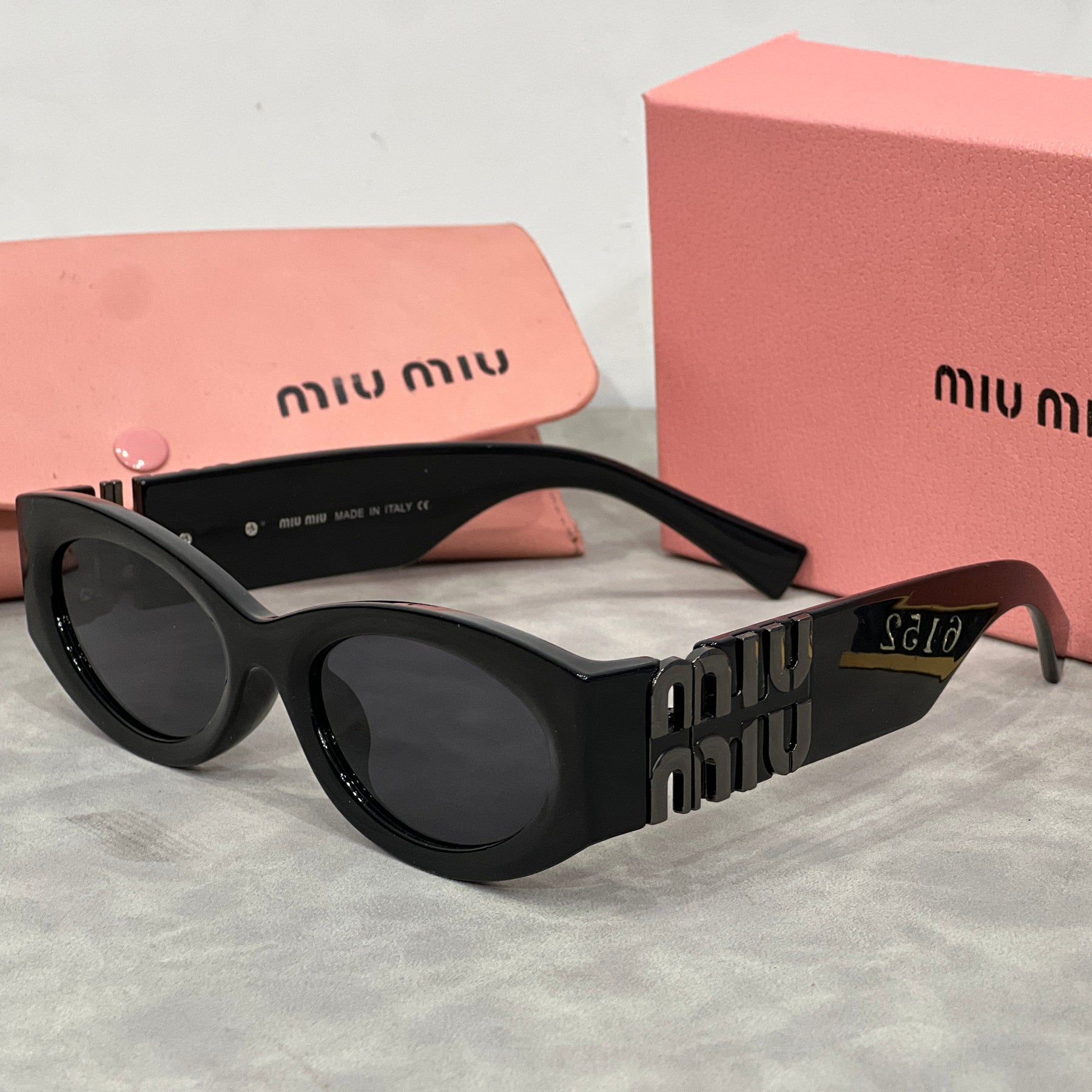 Óculos de Sol Miu Miu Gatinho Com Logo