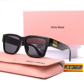 Óculos de Sol Miu Miu Retangular com Logo