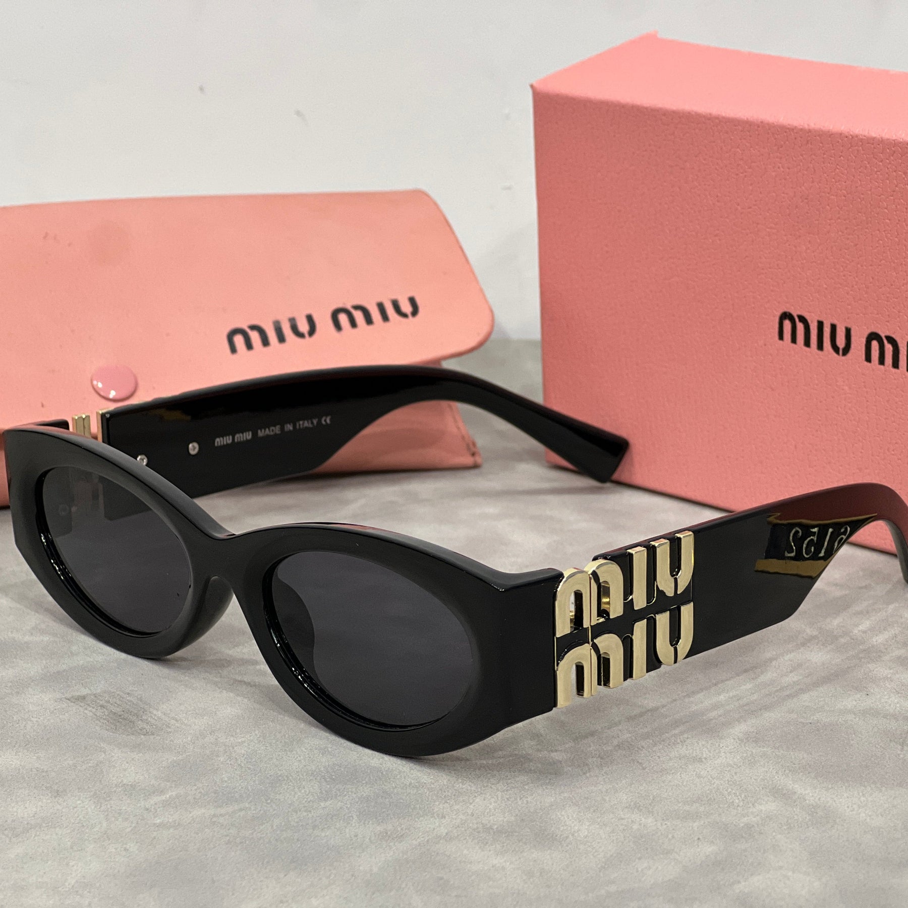 Óculos de Sol Miu Miu Gatinho Com Logo