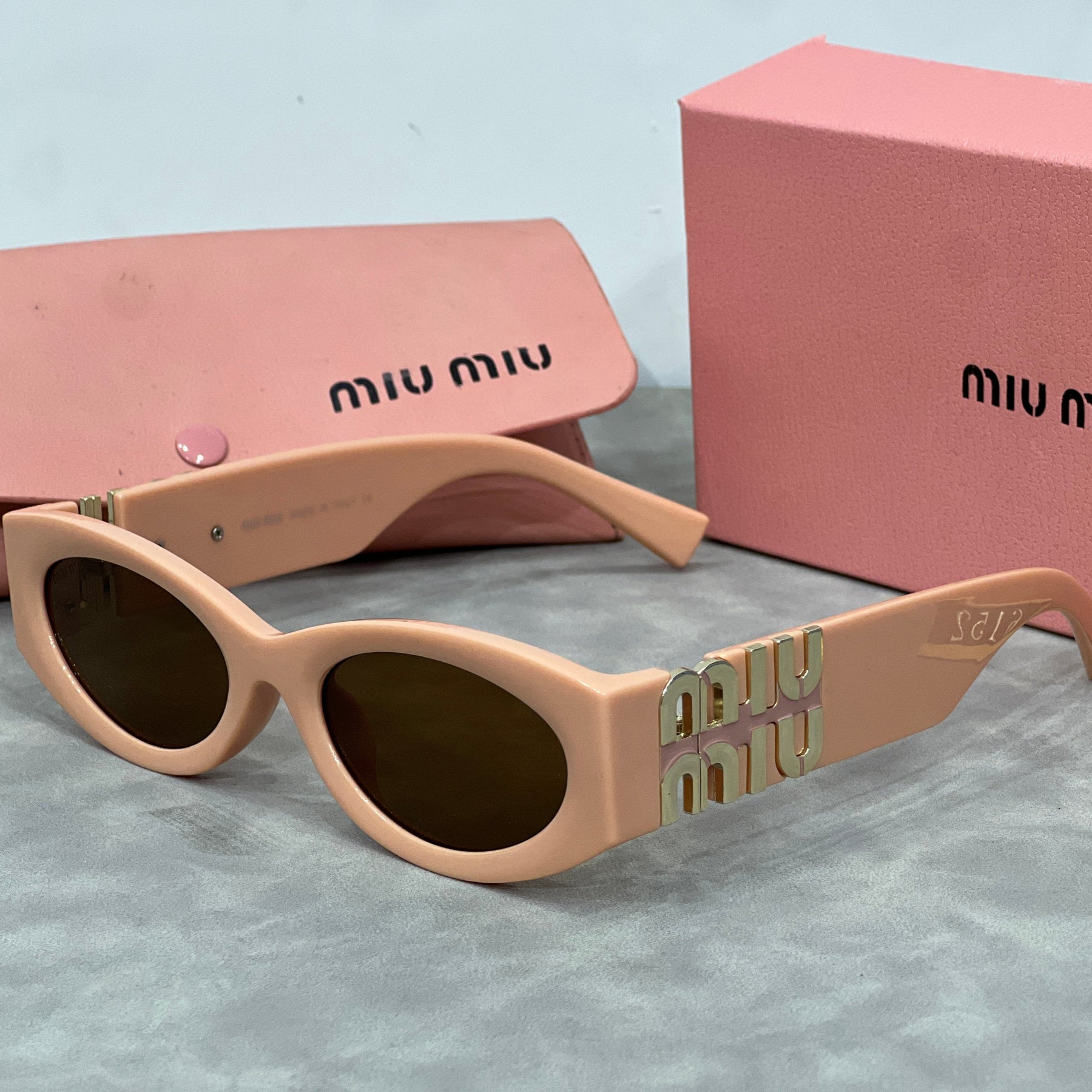 Óculos de Sol Miu Miu Gatinho Com Logo